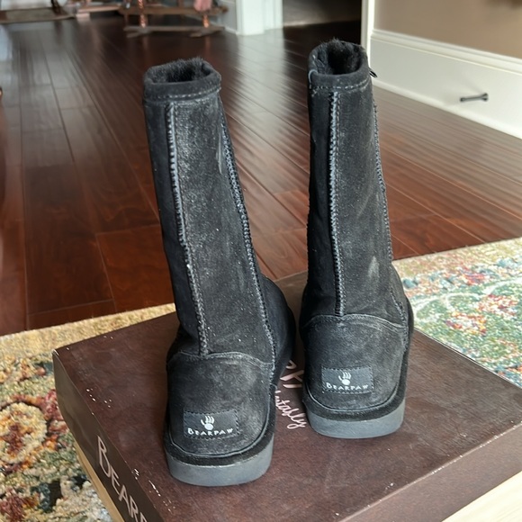BEARPAW EMMA WOMENS SUEDE BOOTS IN SZ 8… GENTLY WORN…CUTE…RETAILS FOR $70. - Picture 3 of 7